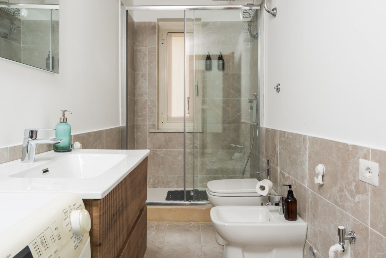 Shower, bidet, towels, shampoo