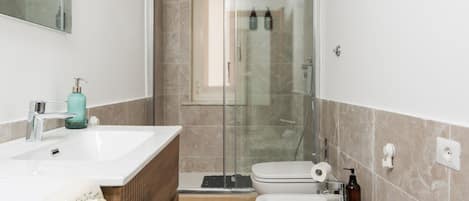 Shower, bidet, towels, shampoo