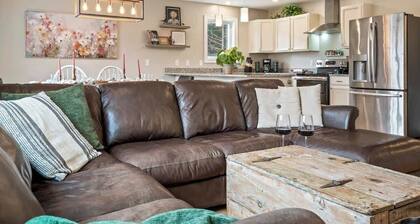 Windham Lakefront: Fire Pit and Modern Comforts