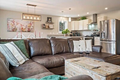 Windham Lakefront: Fire Pit and Modern Comforts