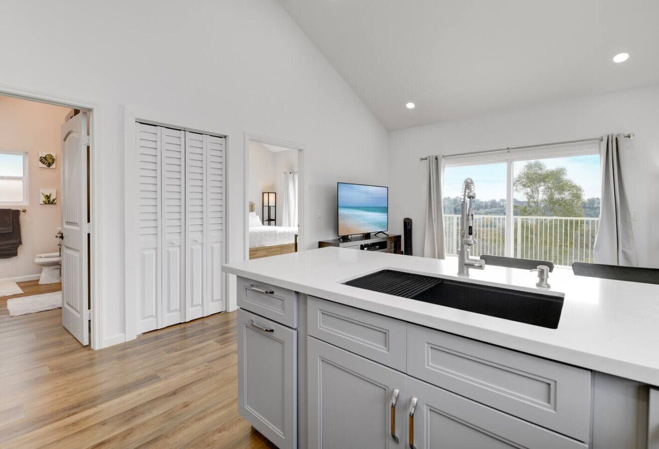 Desk, iron/ironing board, WiFi, bed sheets