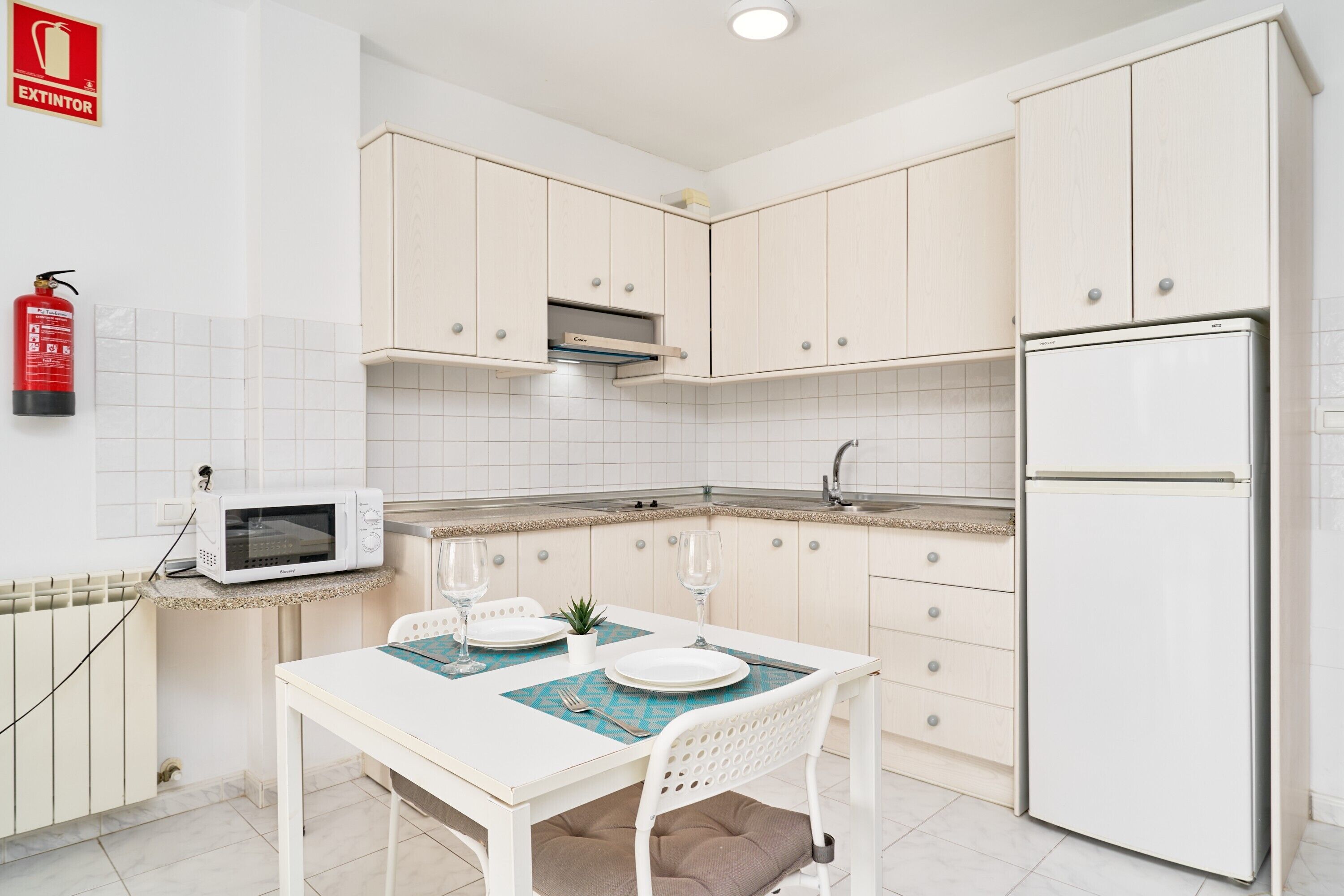 Een koelkast, een magnetron, een kookplaat