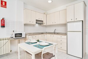 Frigorifero, microonde, piano cottura, macchina per tè/caffè