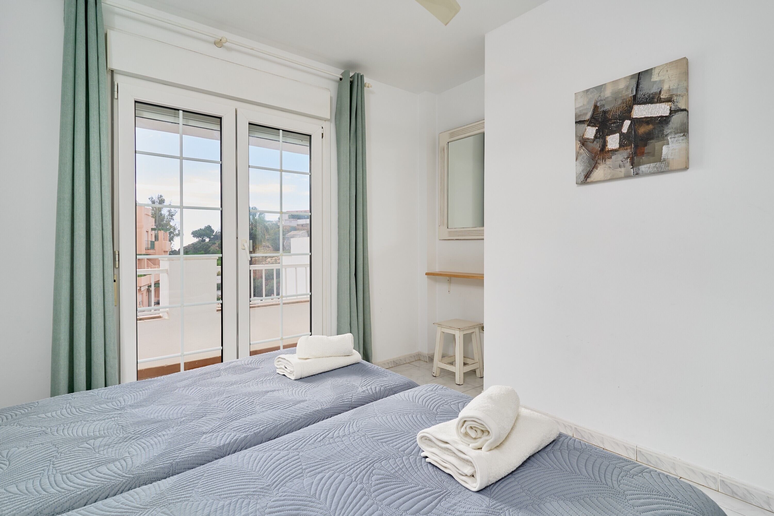 Een strijkplank/strijkijzer, wifi, beddengoed