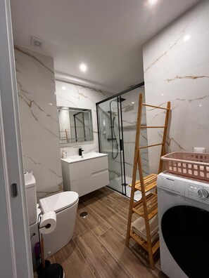 Een haardroger, handdoeken, toiletpapier