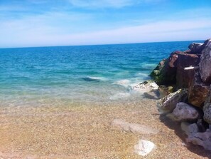 A clear beach with calm water and rocky formations. - Cottage with a garden and terrace just a few steps from the sea on the Conero Riviera (porto recanati)