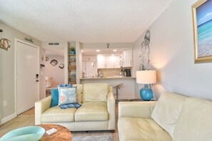 TV, books - Strollin' to Mad Beach Condo (Madeira Beach)