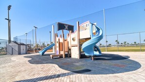 Un parque infantil con dos toboganes y una estructura para escalar.