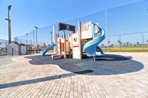 Children’s area - Strollin' to Mad Beach Condo (Madeira Beach)