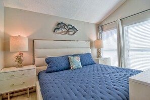 2 bedrooms, WiFi, bed sheets - Strollin' to Mad Beach Condo (Madeira Beach)