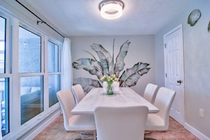Dining - Strollin' to Mad Beach Condo (Madeira Beach)