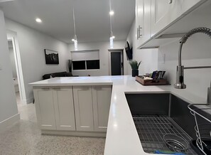 WOW! Casita Groovy! W/Parking in Coconut Grove | Cuisine privée | Plaque de cuisson, batterie de cuisine, vaisselle et ustensiles