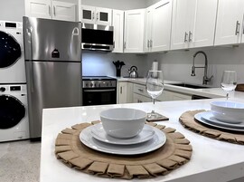 New! Casita Luxury Chic w/Parking Coconut Grove | Cozinha privada | Cooktop, talheres/pratos/utensílios de cozinha