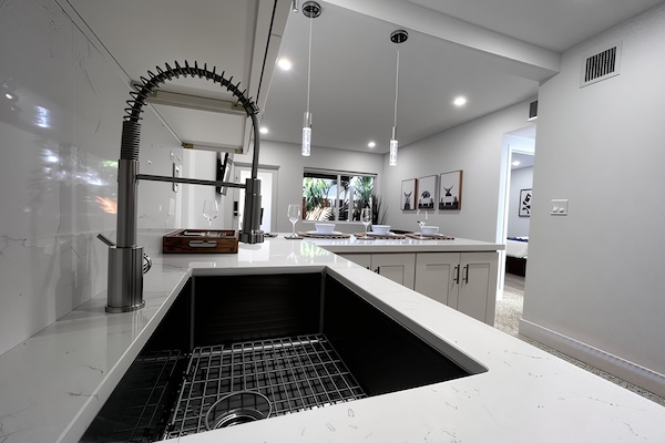 New! Casita Luxury Chic w/Parking Coconut Grove | Private kitchen | Stovetop, cookware/dishes/utensils