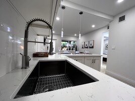 New! Casita Luxury Chic w/Parking Coconut Grove | Cozinha privada | Cooktop, talheres/pratos/utensílios de cozinha