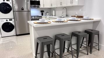 New! Casita Luxury Chic w/Parking Coconut Grove | Yksityinen keittiö | Liesi, keittoastiat/astiat/ruokailuvälineet
