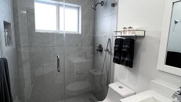 New! Casita Luxury Chic w/Parking Coconut Grove | Badkamer | Een douche, gratis toiletartikelen, een haardroger, handdoeken