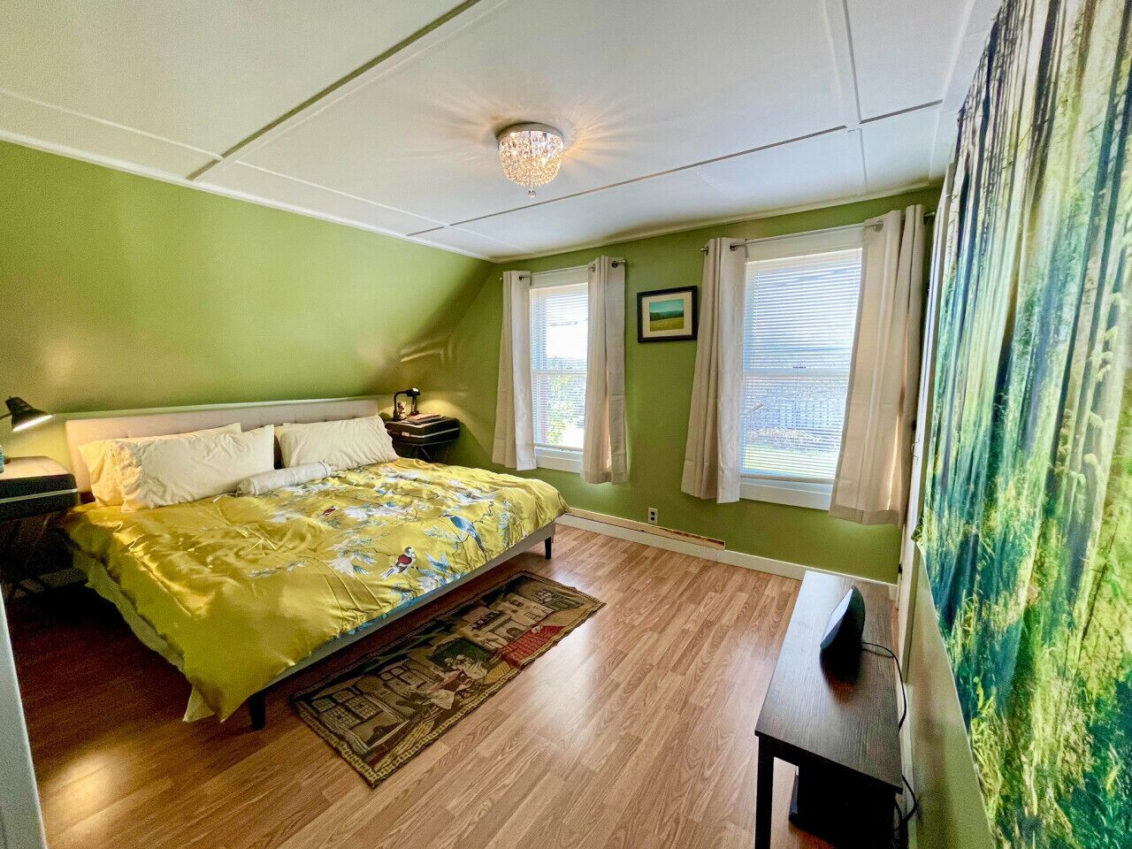 3 bedrooms, desk, WiFi, bed sheets