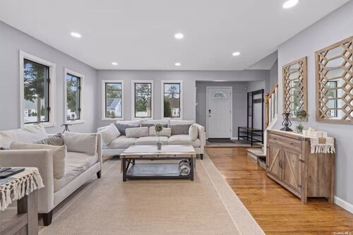 Newly Designed 3Br/2Ba Home 10min drive to Beach