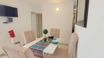 Apartament, 2 dormitoris, balcó, vistes a la ciutat | Sala d'estar