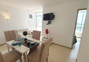 Leilighet, 2 soverom, balkong, byutsikt | Oppholdsrom