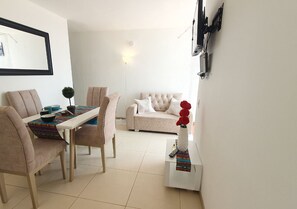 Leilighet, 2 soverom, balkong, byutsikt | Oppholdsområde