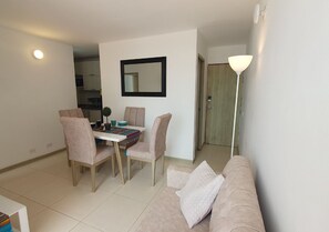 아파트, 침실 2개, 발코니, 시내 전망 | 거실 공간