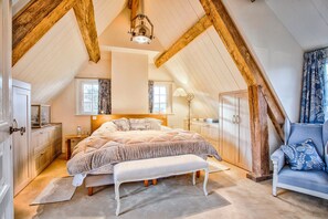 7 quartos, ferros/tábuas de passar roupa, Wi-Fi, roupa de cama