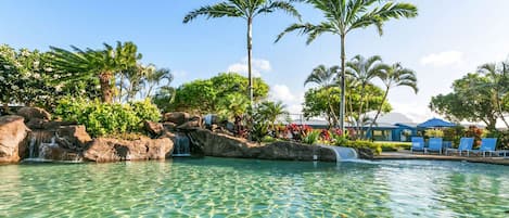 Una piscina al aire libre, una piscina climatizada