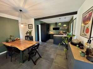 Réfrigérateur, micro-ondes, four, lave-vaisselle