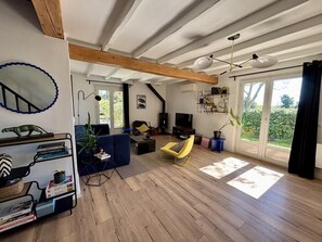 TV, books - Countryside villa with swimming pool (Lambesc)