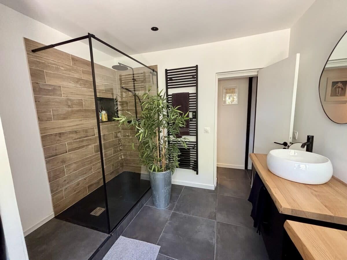 Shower, towels
