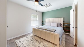 Escritorio, wifi y ropa de cama 