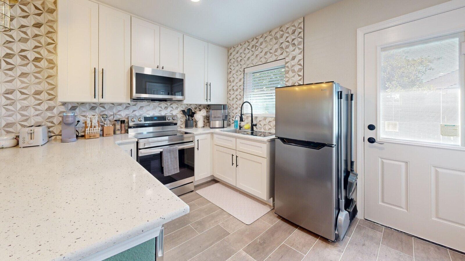 Kühlschrank, Mikrowelle, Ofen, Herdplatte