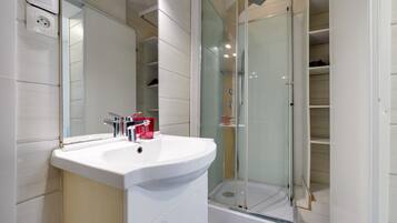 Chuveiro, secador de cabelo, toalhas de banho