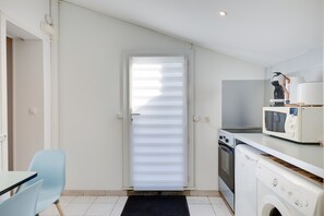 Réfrigérateur, micro-ondes, four, plaque de cuisson