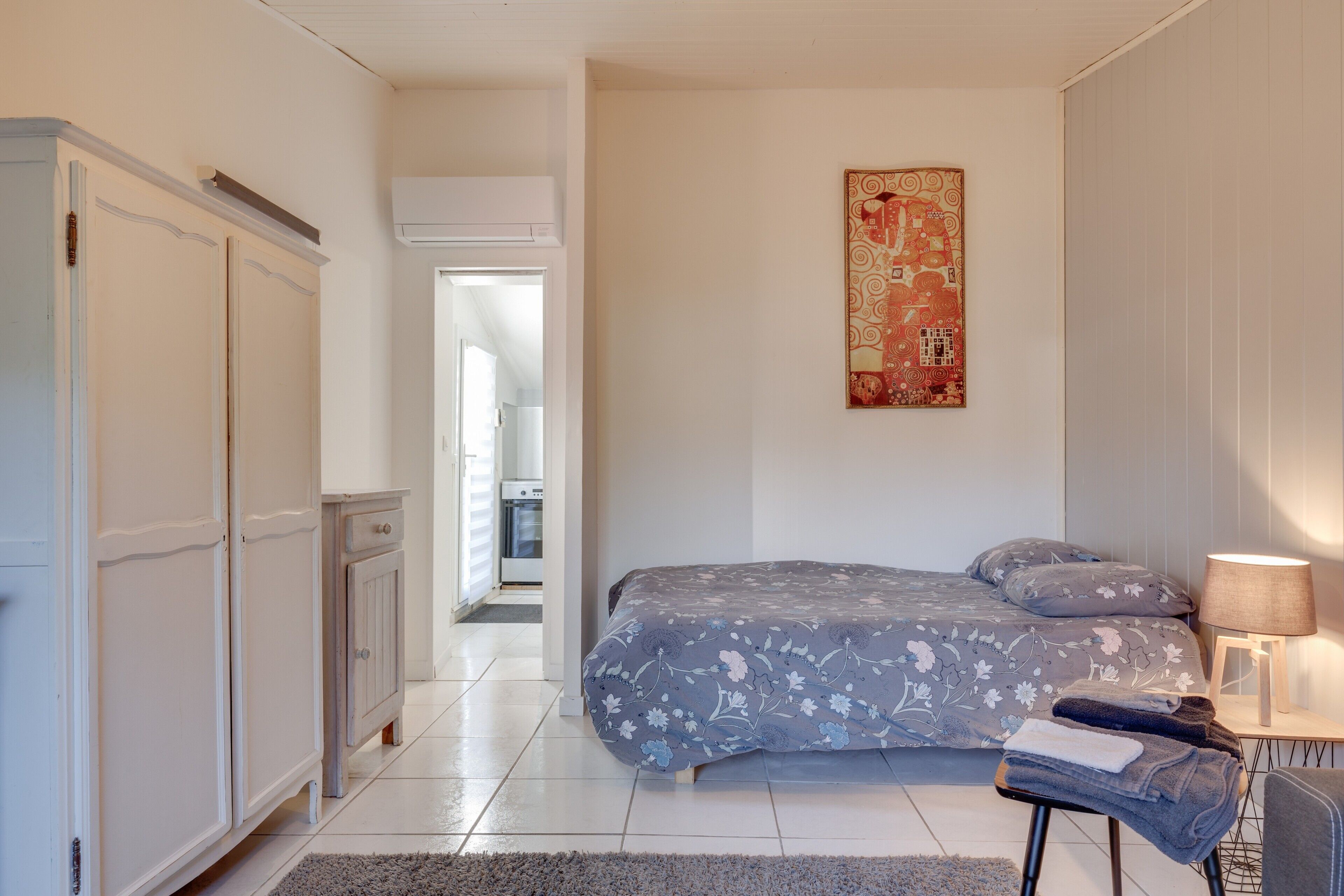 Iron/ironing board, WiFi, bed sheets