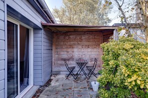 Outdoor dining - “Studio Bastide” Apartment with Private Terrace, Wi-Fi, and Air Conditioning (Bordeaux)
