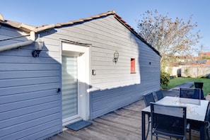 Outdoor dining - “Studio Bastide” Apartment with Private Terrace, Wi-Fi, and Air Conditioning (Bordeaux)