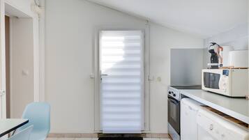 Geladeira, micro-ondas, fogão, cooktop