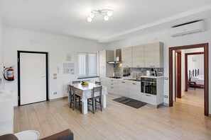 Frigorífico, horno, placa de cocina y lavavajillas