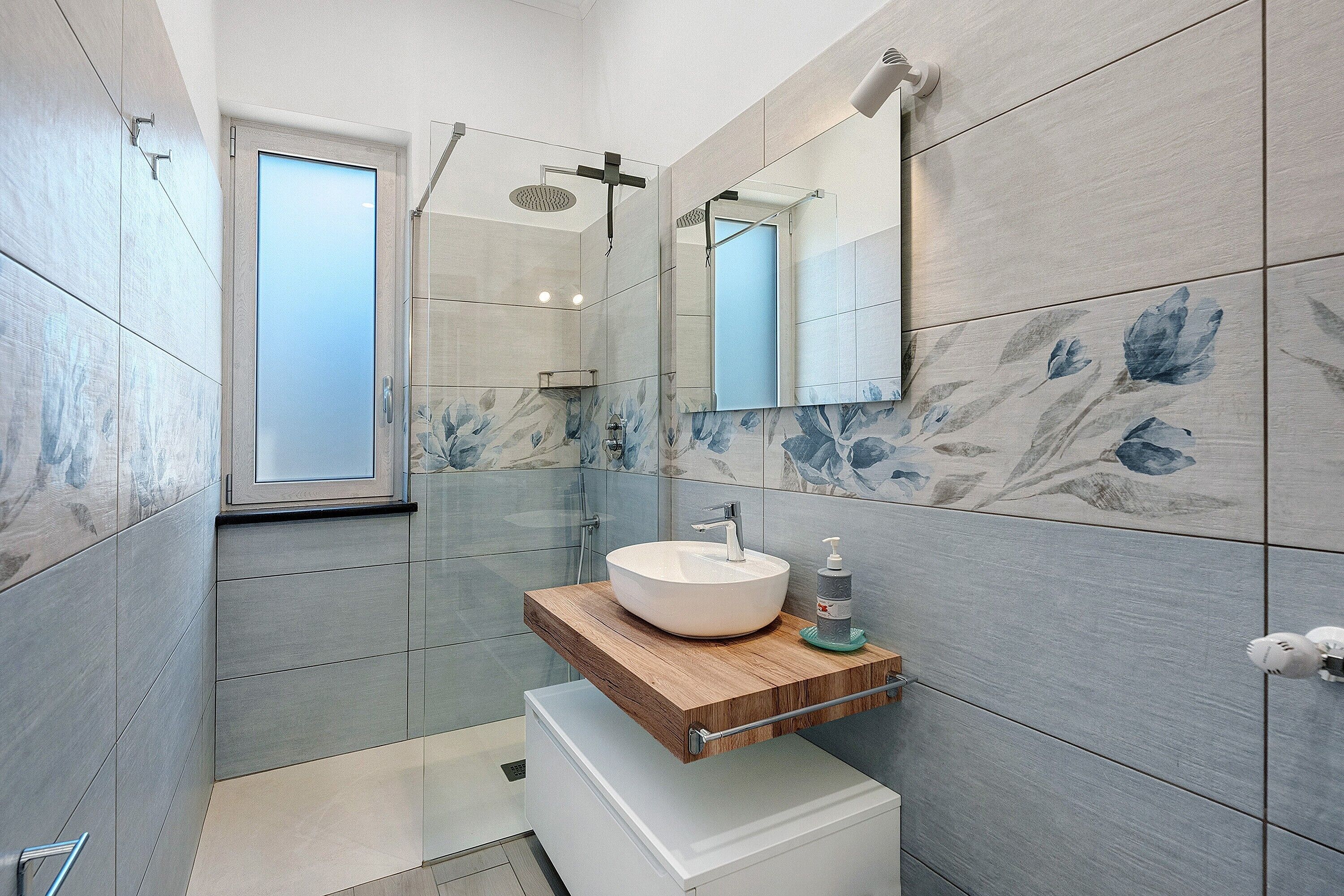 Suihku, hiustenkuivaaja, pyyhkeet