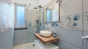 Suihku, hiustenkuivaaja, pyyhkeet