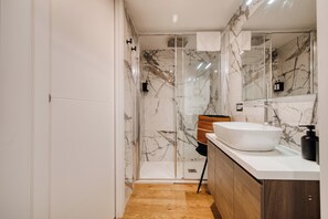Shower, hair dryer, bidet, towels - Two Apartments Combined into One Space; 8 people (Milano)