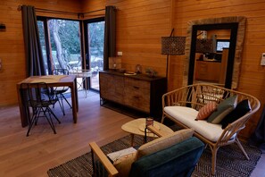 TV, ping pong - Holiday Home 'Lodge Exotique 1 - Mas De Rey' with Private Terrace, Wi-Fi and Air Conditioning (Arpaillargues-et-Aureillac)