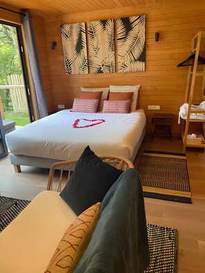 Een strijkplank/strijkijzer, wifi, beddengoed