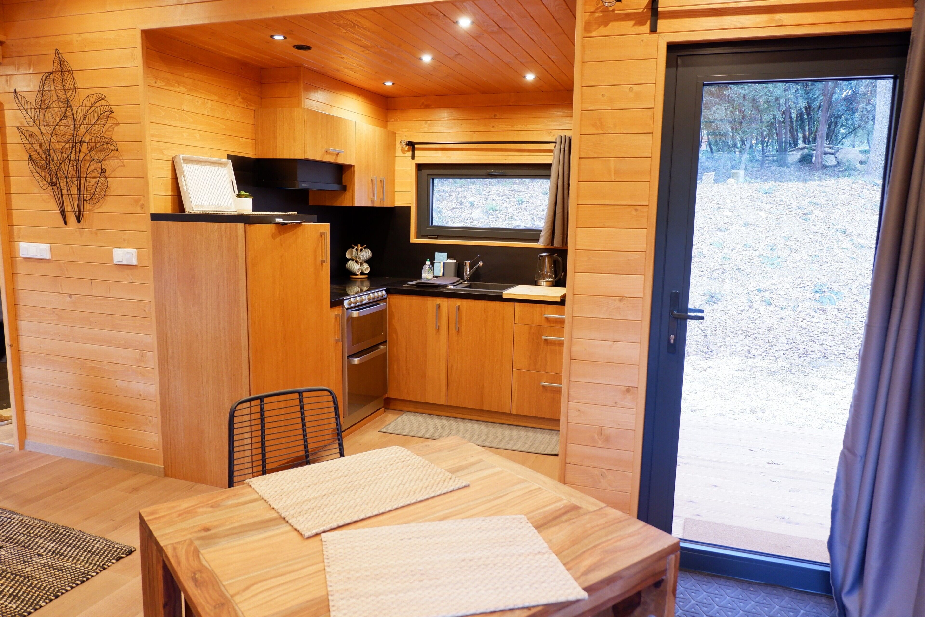 Kylskåp, mikrovågsugn, ugn och spishäll