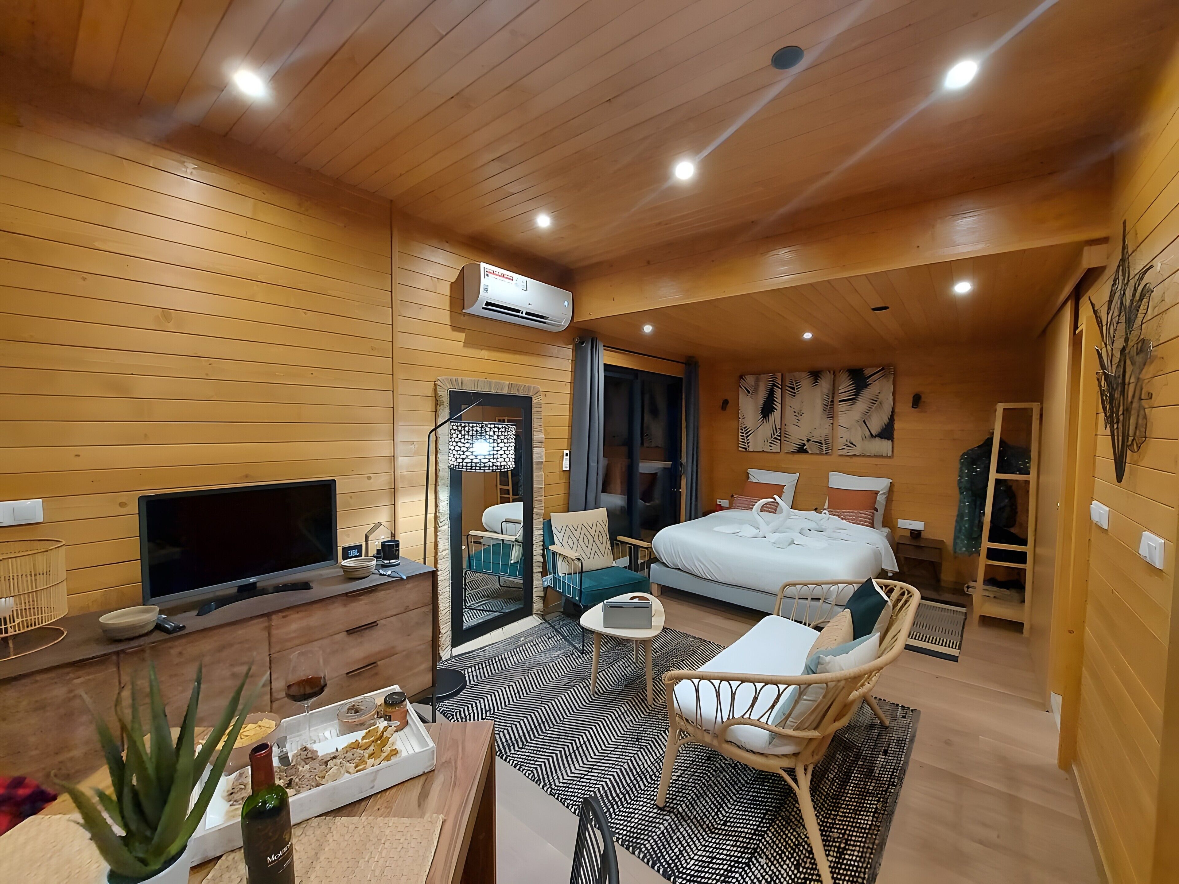 Strykjärn/strykbräda, wi-fi och sängkläder