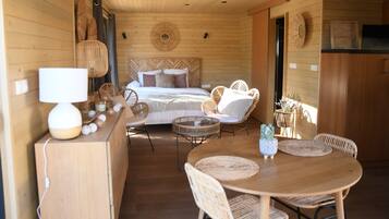 Tabla de planchar con plancha, wifi y ropa de cama