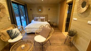 Tabla de planchar con plancha, wifi y ropa de cama